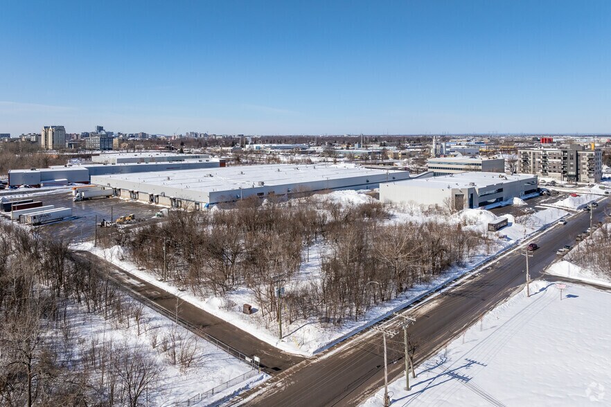 Primary Photo Of Rue Fleetwood, Laval Manufacturing For Sale