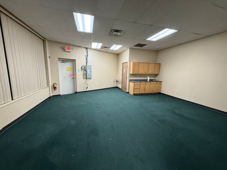 More Photos Of 43970-44002 Gratiot Ave, Clinton Township Unknown For Lease