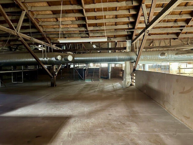 More Photos Of 10 N Seneca Rd, Eugene Manufacturing For Lease
