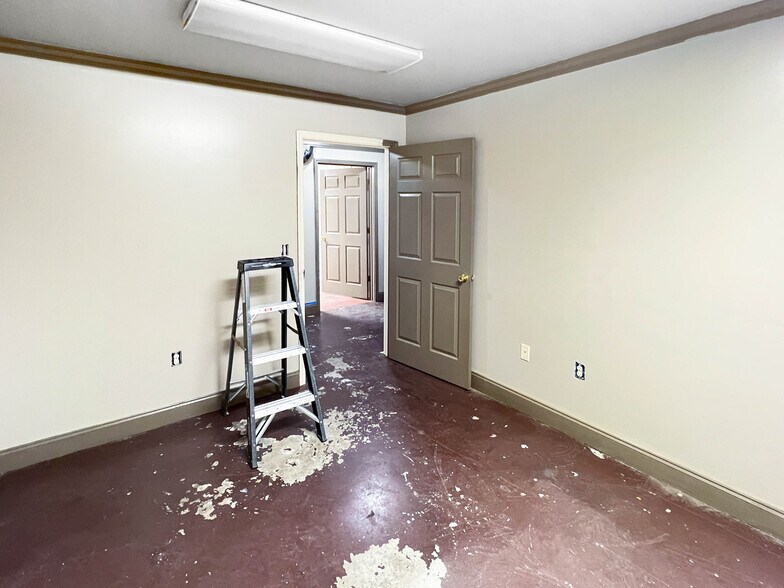 More Photos Of 2721 10th St, Northport Warehouse For Lease