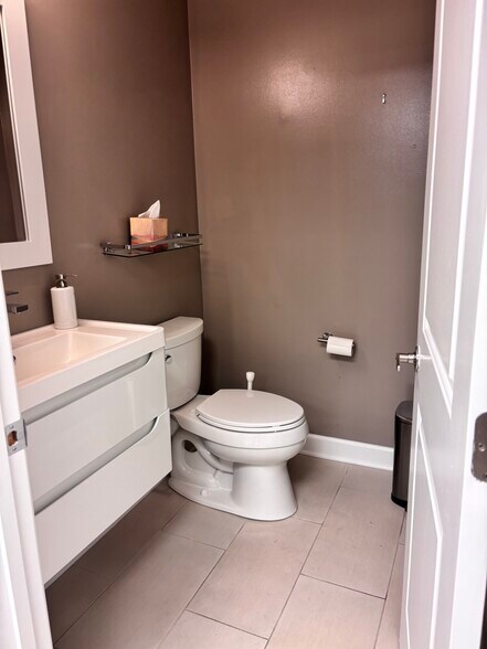 More Photos Of 751 Rockville Pike, Rockville Medical For Sale
