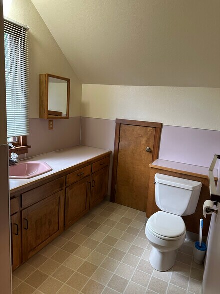 More Photos Of 939 Elm St SW, Albany Office For Sale