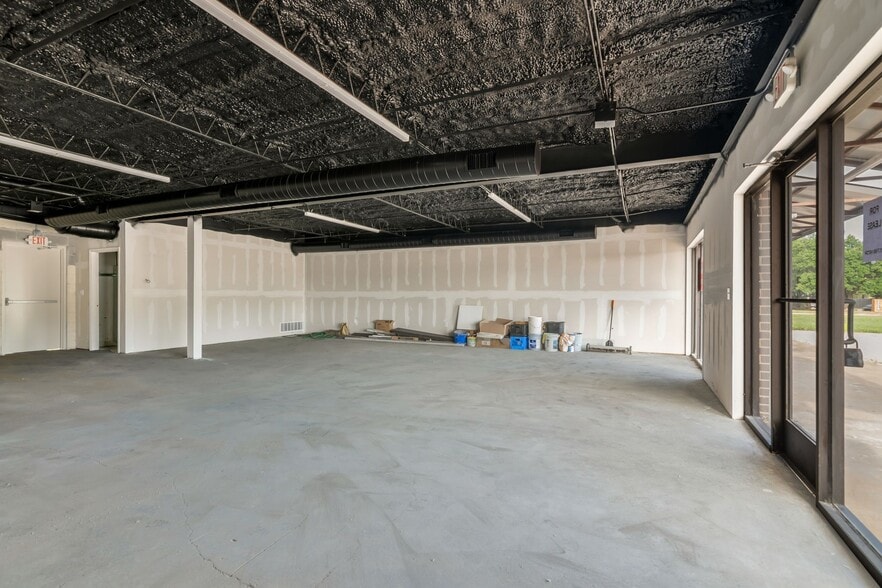 More Photos Of 3300 W Park Row, Arlington Storefront For Lease