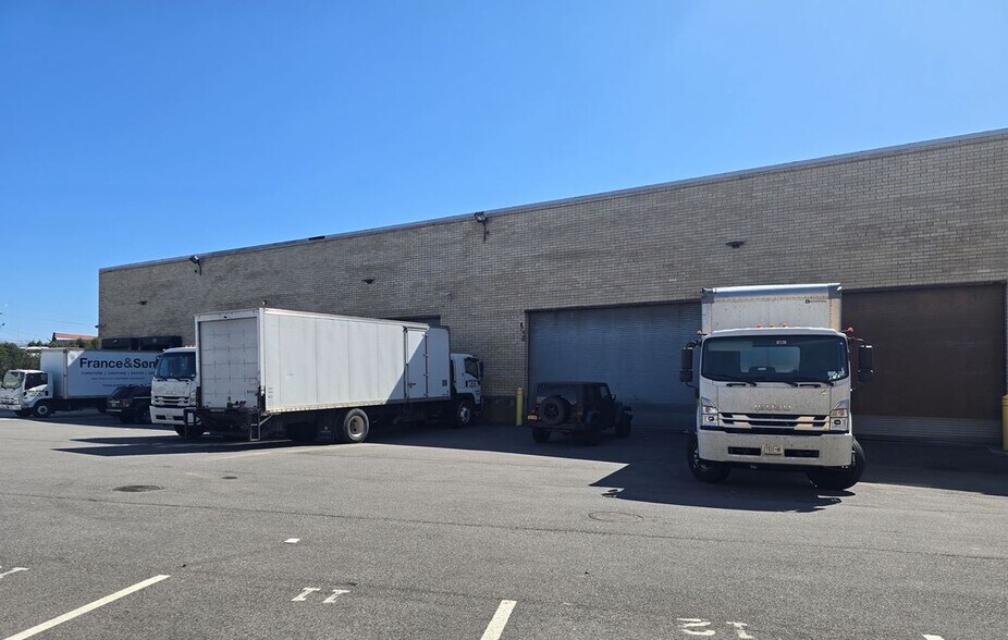 More Photos Of 1966 Broadhollow Rd, Farmingdale Distribution For Sale