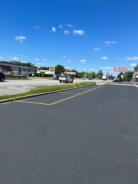 More Photos Of 921-925 E Roosevelt Rd, Wheaton Storefront For Lease