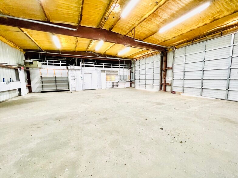 More Photos Of 4512 S Highway 35, Alvin Light Manufacturing For Lease