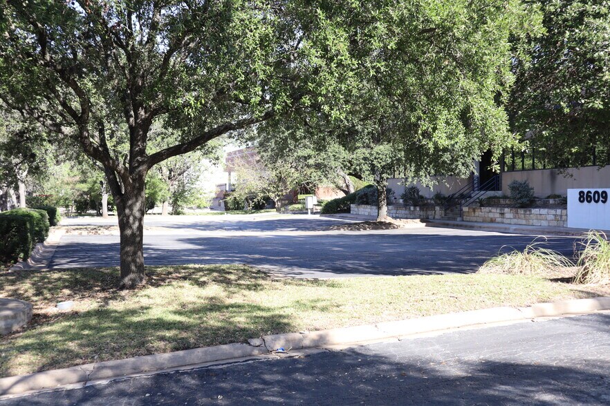 More Photos Of 8609 Cross Park Dr, Austin Office For Lease