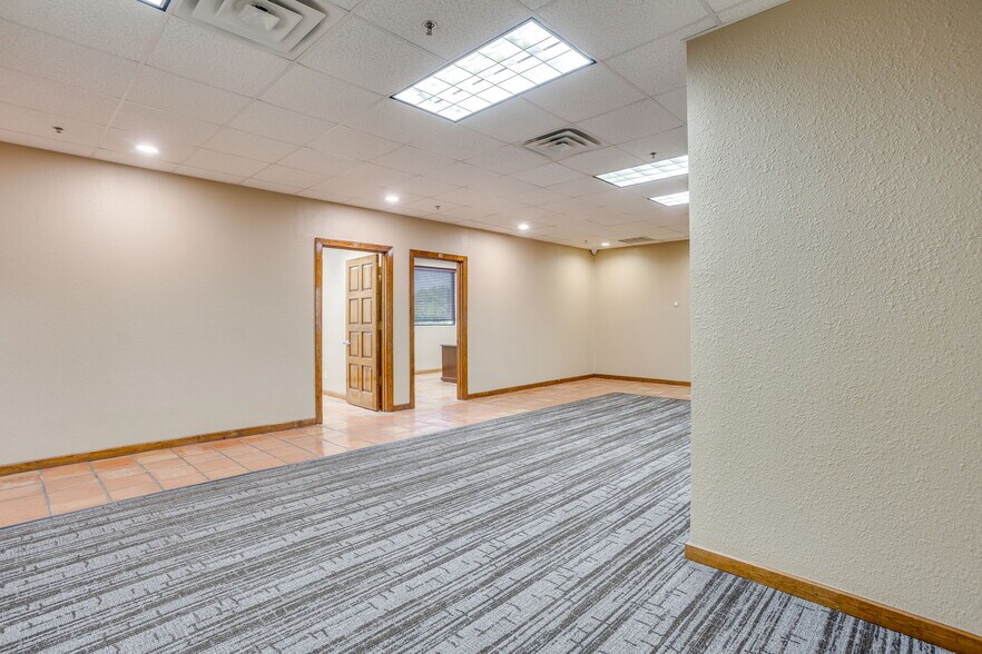 More Photos Of 3500 Noble Ave, Fort Worth Flex For Lease