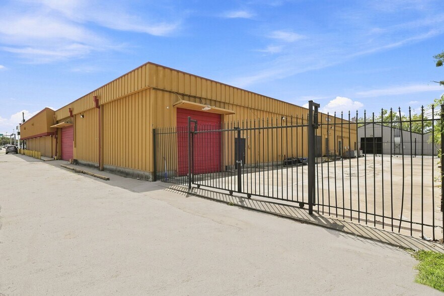 More Photos Of 5811 Lyons Ave, Houston Freestanding For Lease