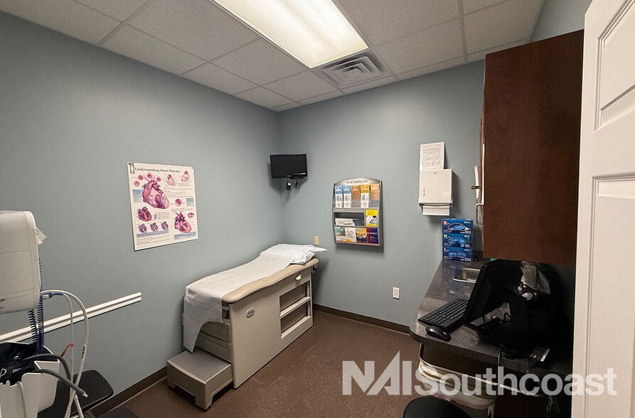 More Photos Of 3395-3405 NW Federal Hwy, Jensen Beach Freestanding For Sale