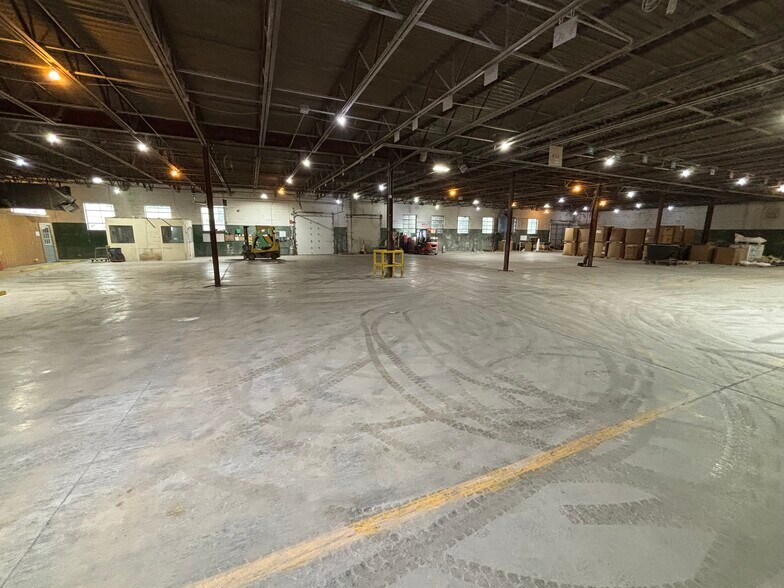 More Photos Of 104 Lee St, Lodi Manufacturing For Lease