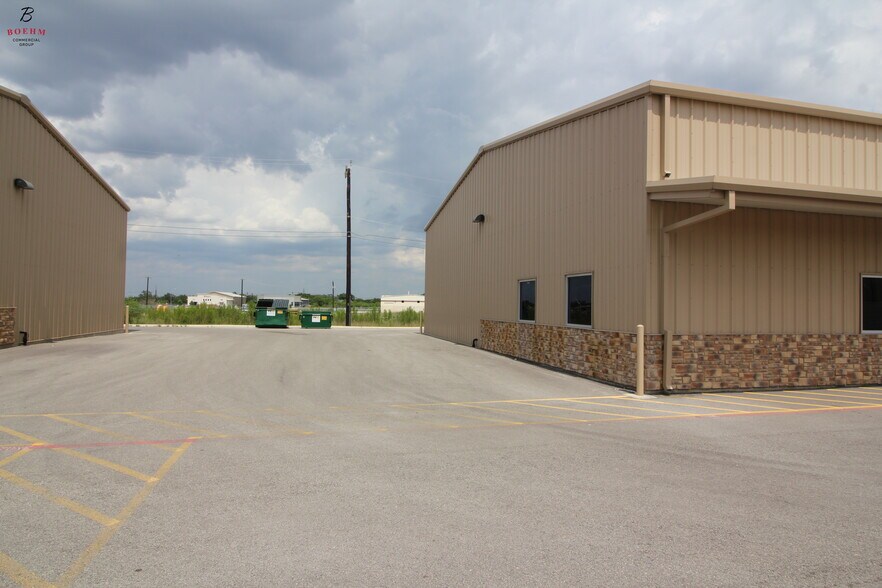 More Photos Of 4811 Quarry Run, San Antonio Light Distribution For Lease