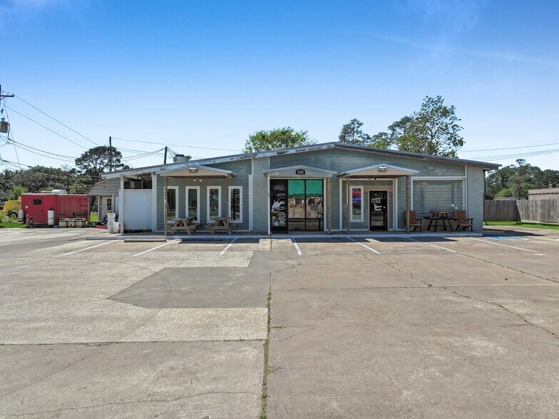 More Photos Of 1220 Highway 124, Winnie Service Station For Sale