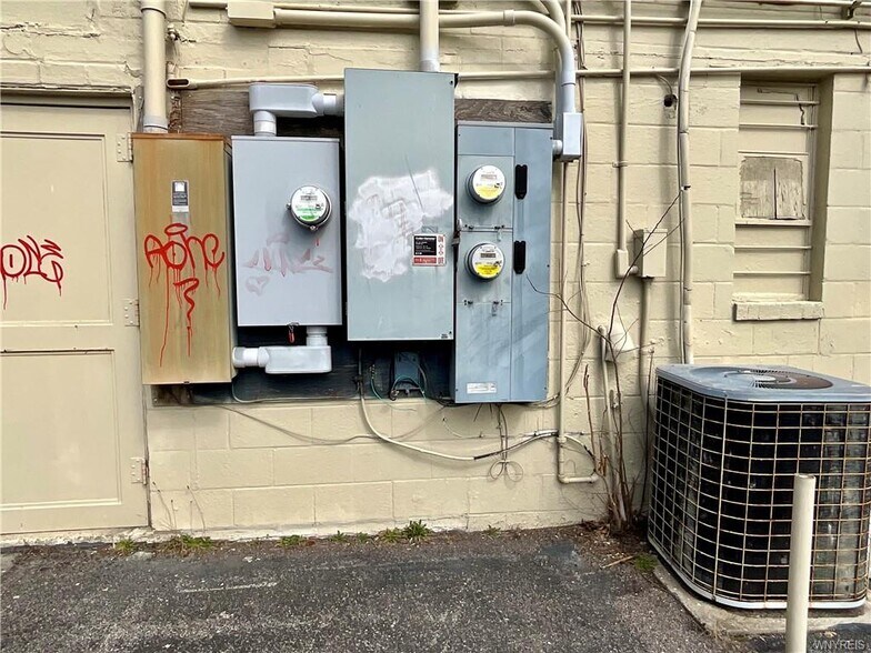 More Photos Of 1329 Pine Ave, Niagara Falls Office For Sale