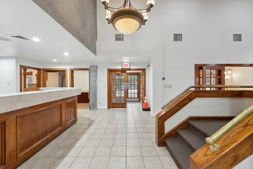 More Photos Of 7685 Northcross Dr, Austin Office For Lease
