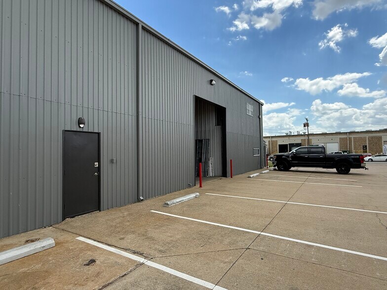 More Photos Of 10041 E 52nd St, Tulsa Manufacturing For Lease