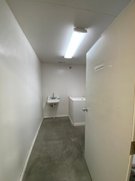 More Photos Of 315 S Sycamore St, Flora Warehouse For Lease