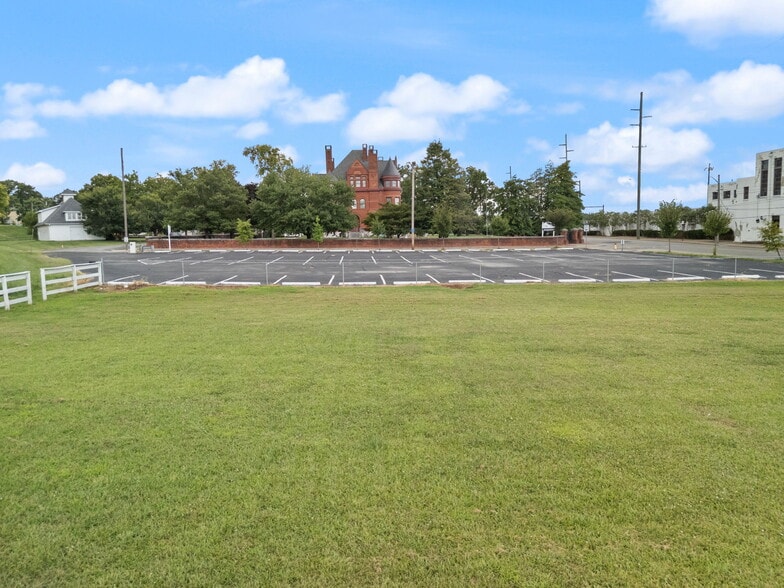 More Photos Of 1021 E Market St, Jeffersonville Land For Sale