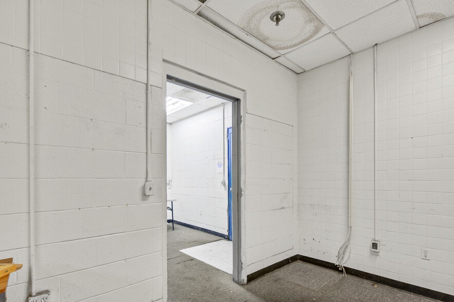 More Photos Of 3036 Gillespie St, Fayetteville Manufacturing For Lease