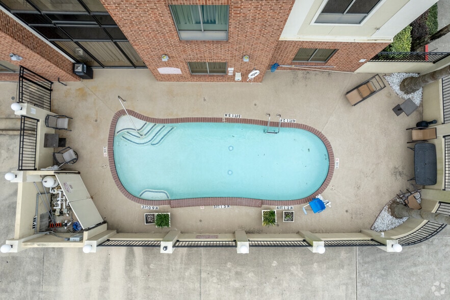 More Photos Of 908 W G St, La Porte Hotel For Sale