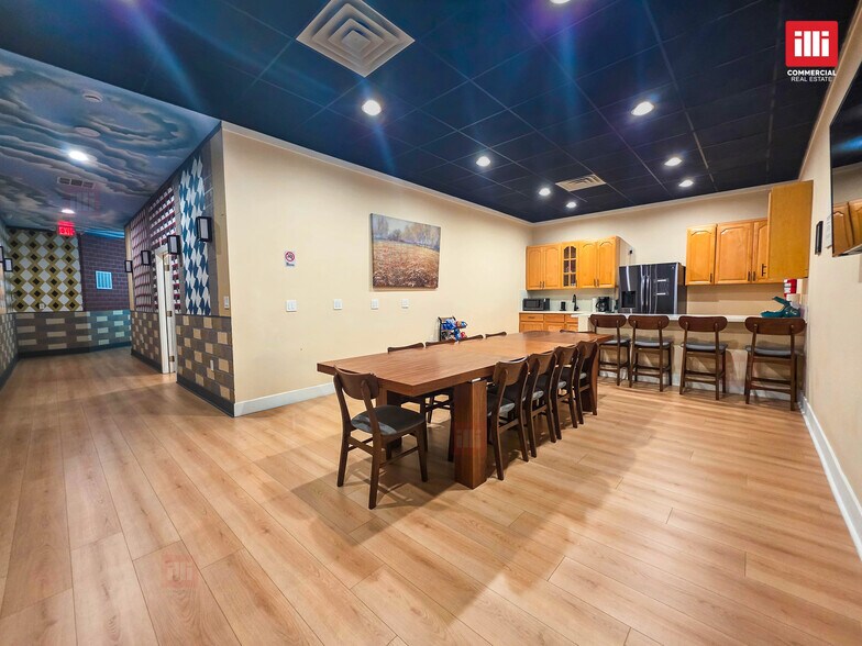 More Photos Of 18551 Ventura Blvd, Tarzana Storefront For Lease