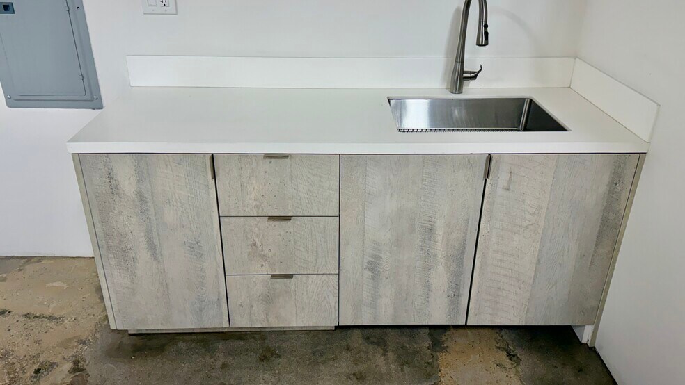 More Photos Of 18320-18330 Oxnard St, Tarzana Unknown For Lease