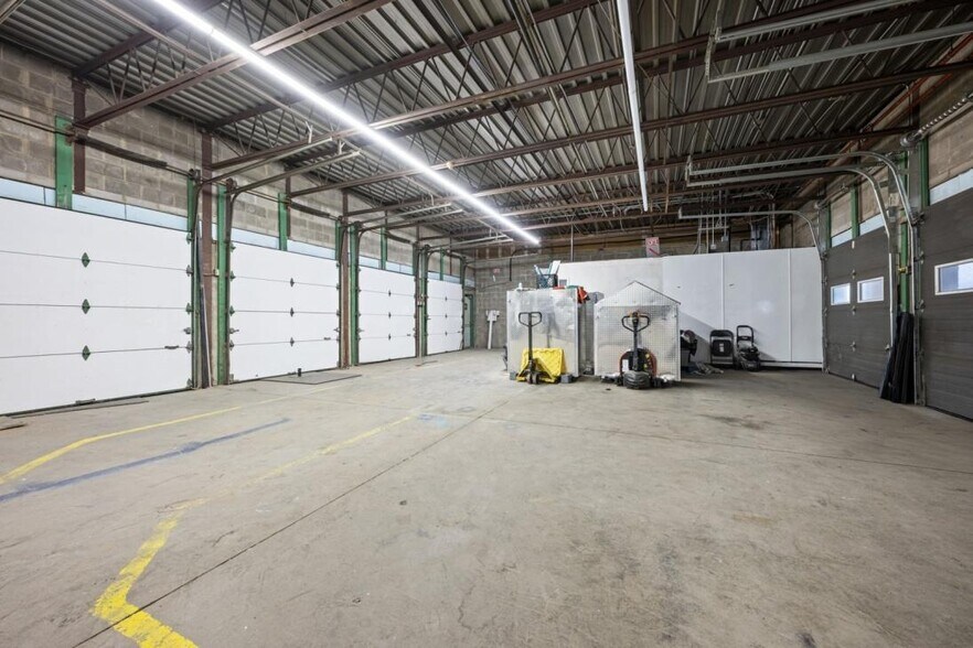 More Photos Of 805 Boul Industriel, Granby Warehouse For Lease