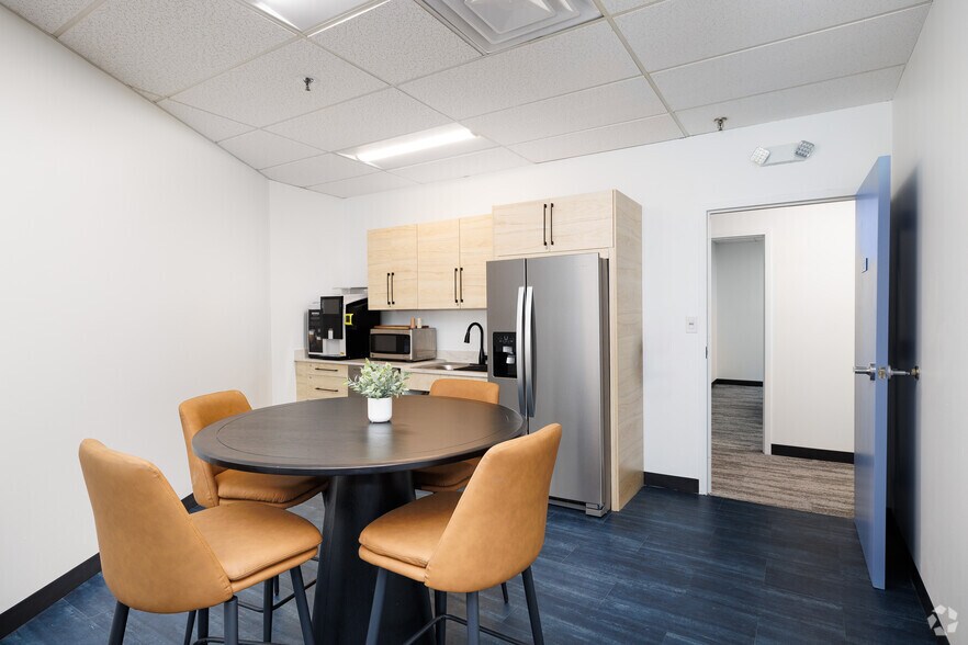 More Photos Of 2055 Craigshire Rd, Saint Louis Office For Lease