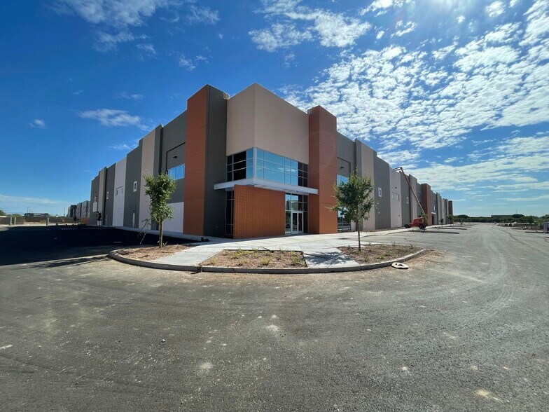 More Photos Of 2800 S Gilbert Rd, Chandler Warehouse For Lease