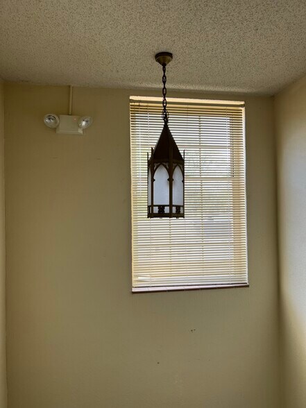 More Photos Of 204 N Alamo Blvd, Marshall Flex For Sale