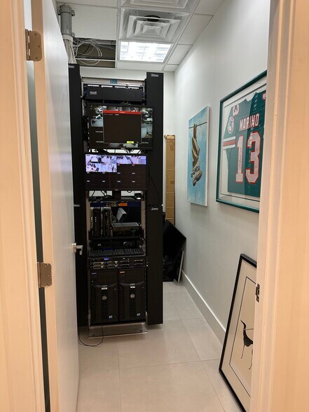 More Photos Of 335 Ne 61st St, Miami Flex For Lease