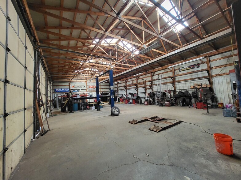 More Photos Of 569 W Valley St, Granby Auto Repair For Lease