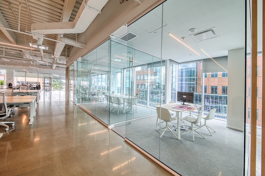 More Photos Of 900 Boul De Maisonneuve O, Montréal Office For Lease