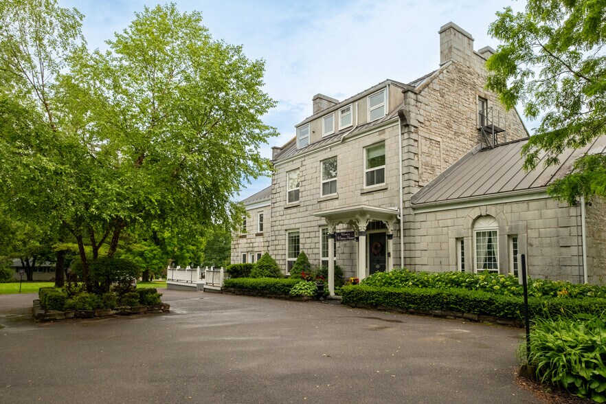 Primary Photo Of 8 Starr Pl, Kingston Hospitality For Sale