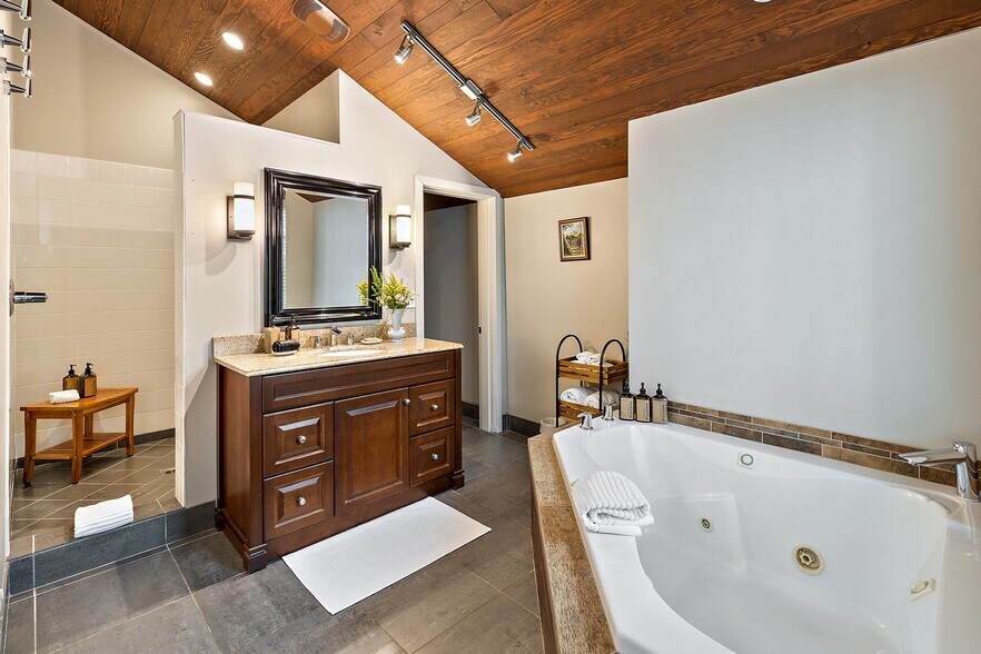 More Photos Of 240 E California St, Jacksonville Hotel For Sale