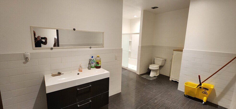 More Photos Of 1709 Stocker St, North Las Vegas Warehouse For Lease