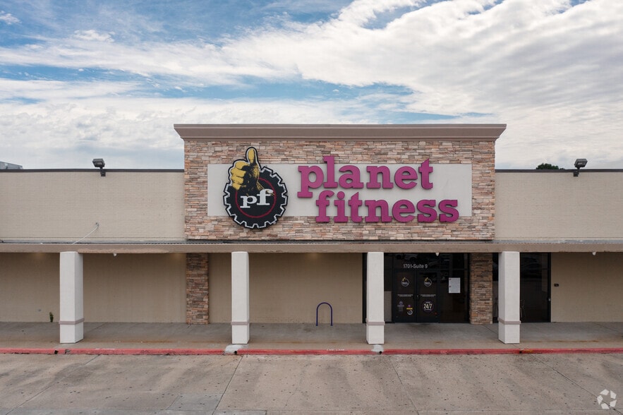 More Photos Of 1701 Fairway Dr, Alvin Freestanding For Lease