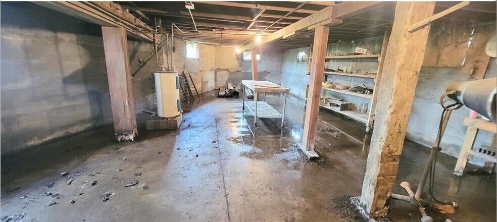 More Photos Of 512 Monroe st, Iola Loft Creative Space For Sale