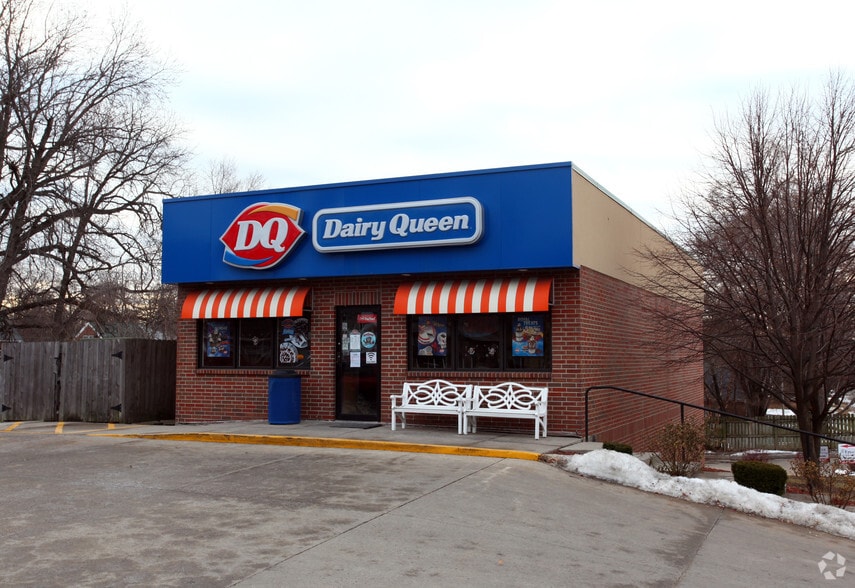 Primary Photo Of 6842 University Ave, Windsor Heights Freestanding For Sale