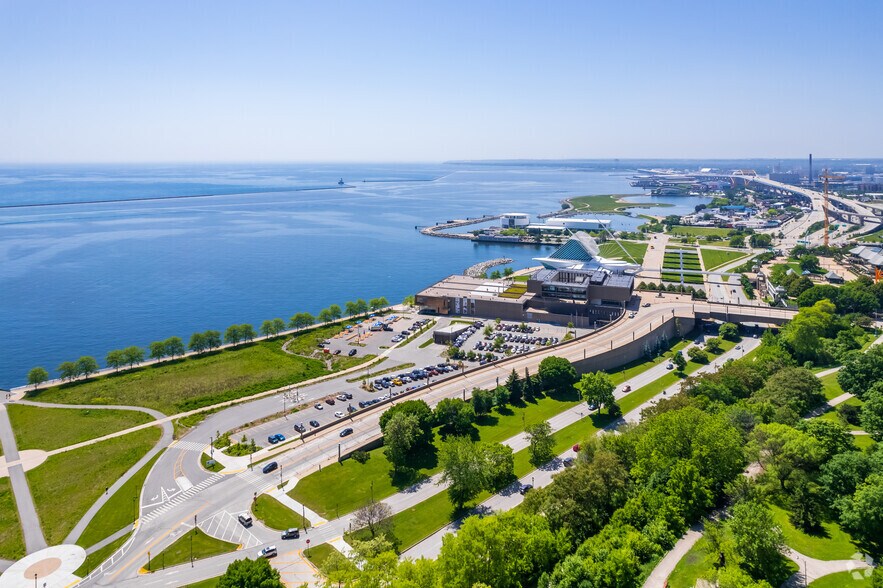 More Photos Of 916 E State St, Milwaukee Apartments For Lease