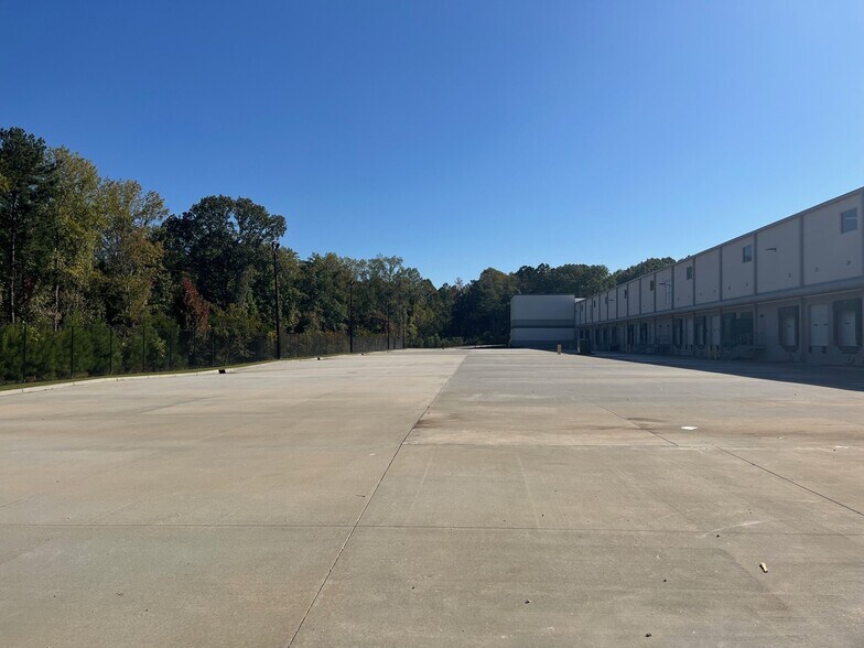 More Photos Of 6525 Mall Blvd, Union City Warehouse For Lease