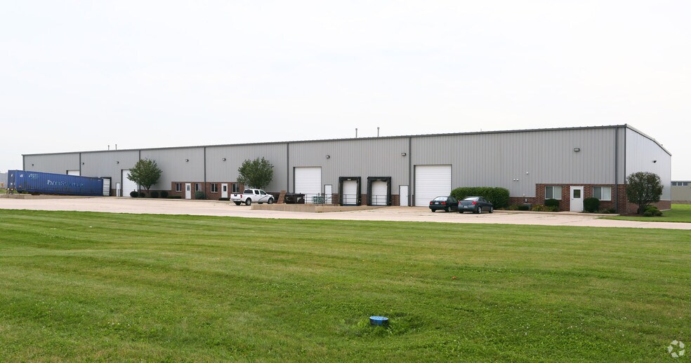 More Photos Of 405 Comanche Cir, Harvard Warehouse For Lease
