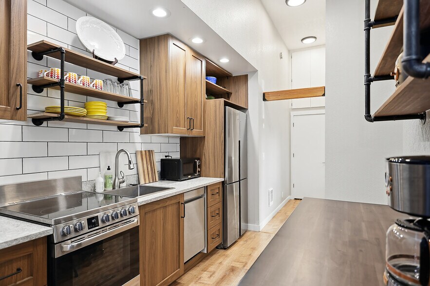 More Photos Of 501 Deschutes Ave, Maupin Freestanding For Sale