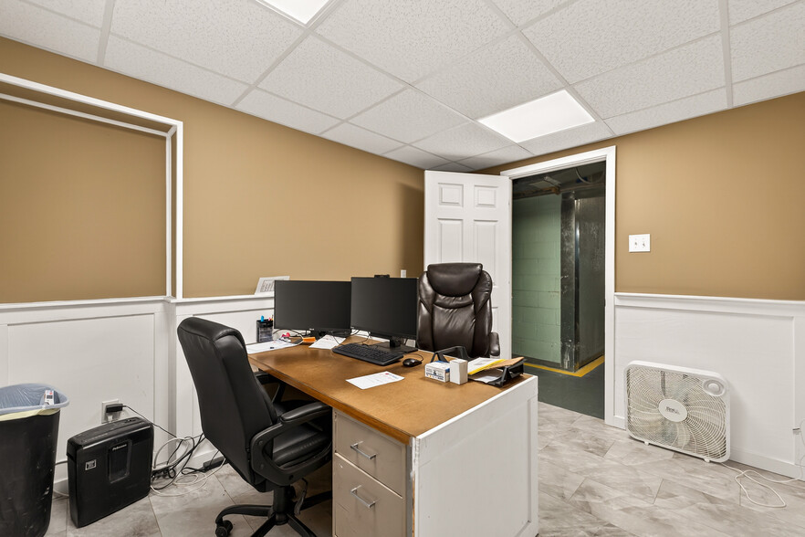 More Photos Of 1401 E Main St, Linn Flex For Sale