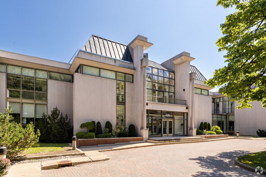 More Photos Of 235 Armand-Frappier, Laval Office For Lease