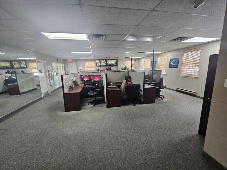 More Photos Of 30 Ridgeway Cir, Woodstock Office For Sale