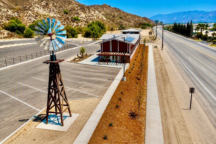 More Photos Of 35-39 E Telegraph Rd, Fillmore Freestanding For Lease