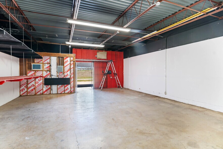 More Photos Of 4064 N Panam Expy, San Antonio Light Distribution For Sale