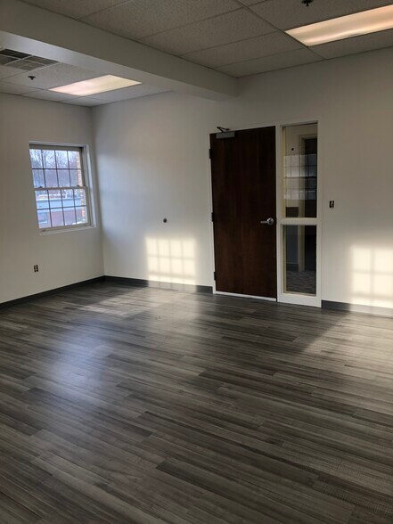 More Photos Of 200 Great Rd, Bedford Storefront Retail Office For Lease