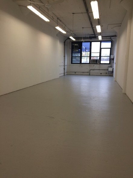 More Photos Of 4222 N Ravenswood Ave, Chicago Manufacturing For Lease